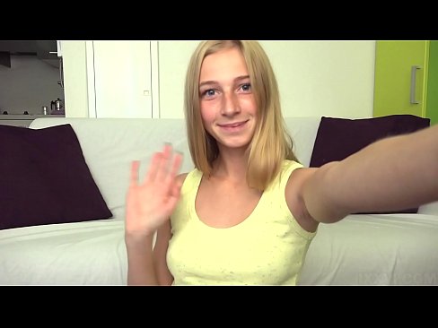 ❤️ Когда мне скучно, я лениво мастурбирую свою розовую писечку ️ Видео траха на нашем сайте ️